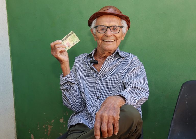 Aos 102 anos, morador de MS renova CNH e segue como o mais idoso habilitado Aos 102 anos, morador de MS renova CNH e segue como o mais idoso habilitado