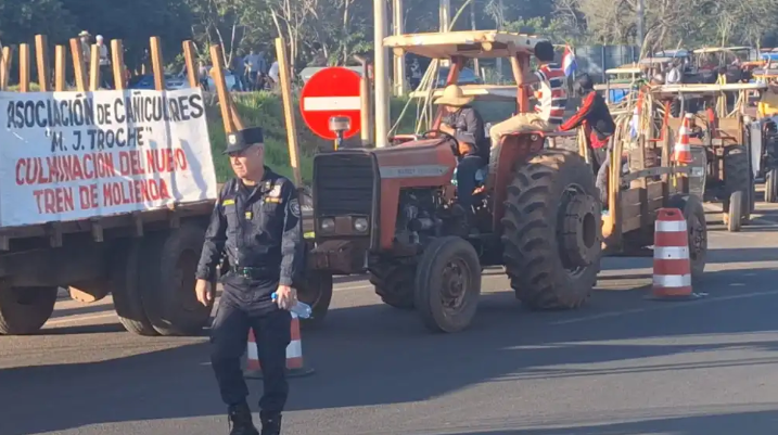 Se suman más cañicultores y marcha avanza hacia Asunción, en el cuarto día de protesta Se suman más cañicultores y marcha avanza hacia Asunción, en el cuarto día de protesta