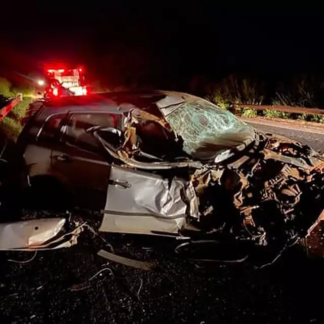 Após acidente com carro, caminhão cai de ribanceira após na BR-262 Após acidente com carro, caminhão cai de ribanceira após na BR-262