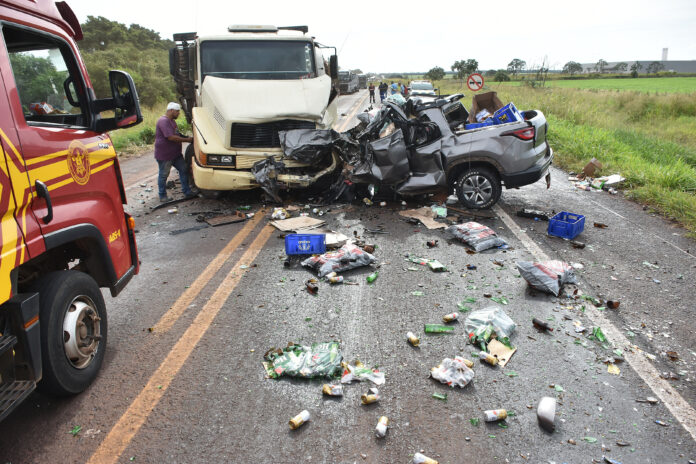 02-0525-0217-acidente-fatal-br262-caminhao-e-carro-go