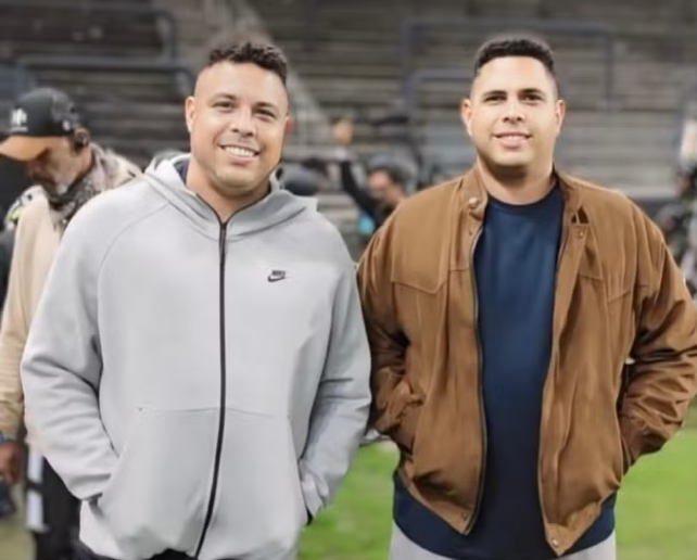 Sósia de Ronaldo Fenômeno confunde imprensa paraguaia na Neo Química Arena Sósia de Ronaldo Fenômeno confunde imprensa paraguaia na Neo Química Arena