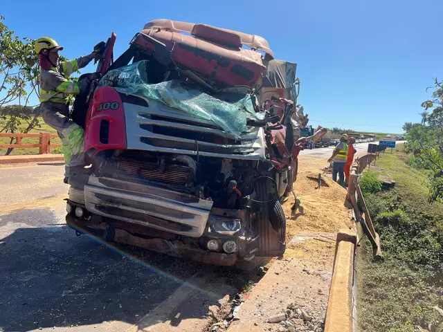 Caminhão quase cai de ponte após batida e motorista é socorrido em estado grave