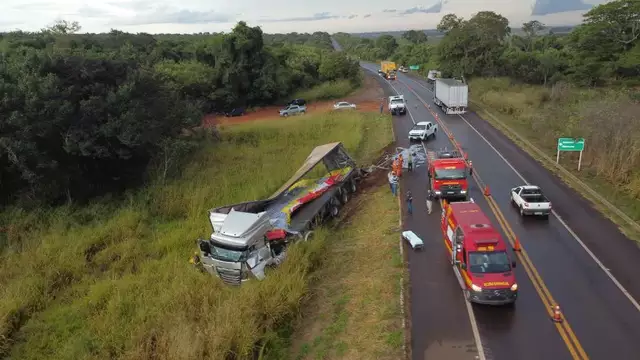 Motorista fica preso nas ferragens após acidente entre carreta com couro e caminhão Motorista fica preso nas ferragens após acidente entre carreta com couro e caminhão