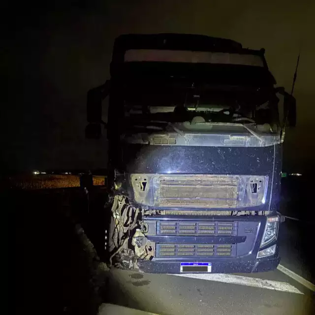 Jovem morre em acidente entre moto e carreta na BR-060 Jovem morre em acidente entre moto e carreta na BR-060