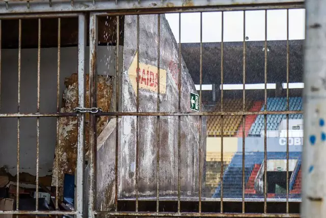 Visto de cima, Morenão é todo abandono: do campo tomado pelo mato ao placar Visto de cima, Morenão é todo abandono: do campo tomado pelo mato ao placar