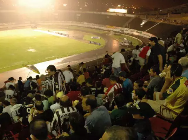 Visto de cima, Morenão é todo abandono: do campo tomado pelo mato ao placar Visto de cima, Morenão é todo abandono: do campo tomado pelo mato ao placar