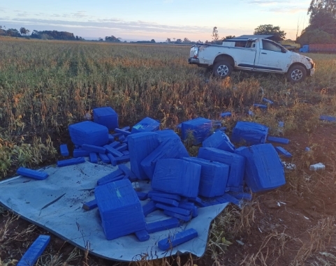 Em Nova Itamarati, PM apreende caminhonete capotada com uma tonelada de maconha e munições Em Nova Itamarati, PM apreende caminhonete capotada com uma tonelada de maconha e munições