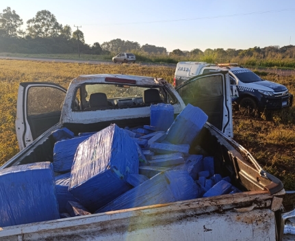 Em Nova Itamarati, PM apreende caminhonete capotada com uma tonelada de maconha e munições Em Nova Itamarati, PM apreende caminhonete capotada com uma tonelada de maconha e munições