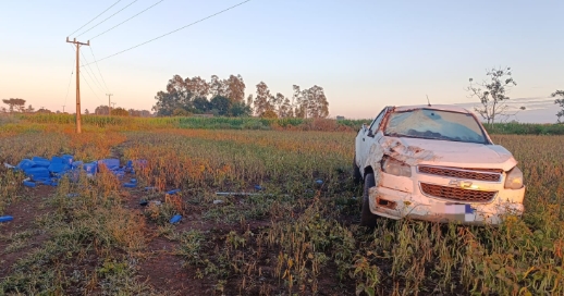 Em Nova Itamarati, PM apreende caminhonete capotada com uma tonelada de maconha e munições Em Nova Itamarati, PM apreende caminhonete capotada com uma tonelada de maconha e munições