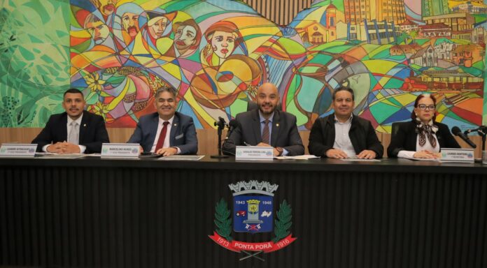 Prefeito Patrick Derzi participou da sessão ordinária do Legislativo nesta terça-feira, 10