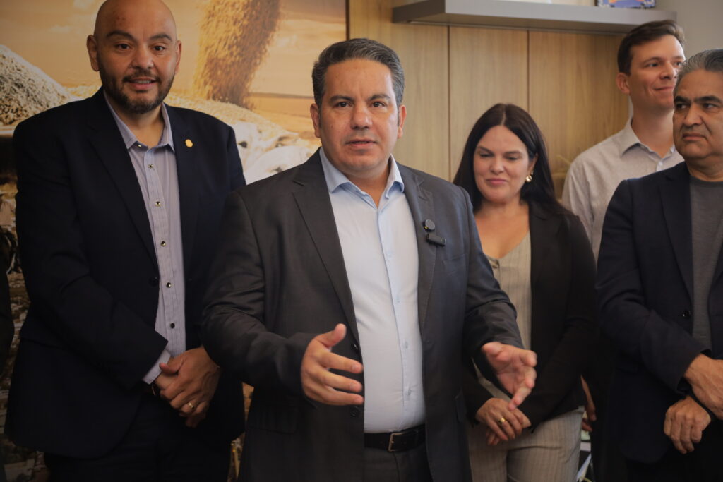 Ponta Porã: Vereadores prestigiam posse de Patrick Derzi e enaltecem importância do servidor público Ponta Porã: Vereadores prestigiam posse de Patrick Derzi e enaltecem importância do servidor público
