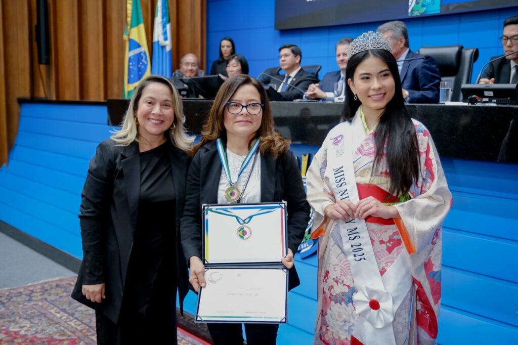 Lia Nogueira homenageia representantes da comunidade nipo-brasileira Lia Nogueira homenageia representantes da comunidade nipo-brasileira