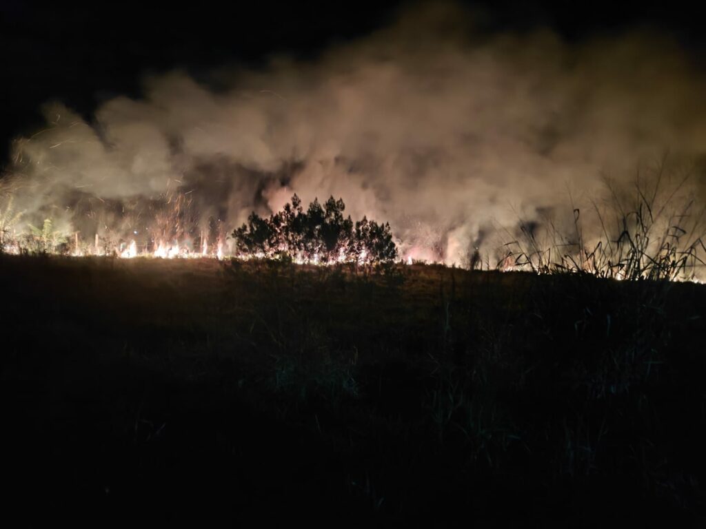 Neste domingo, Corpo de Bombeiros combatem incêndios de grandes proporções em áreas indígenas Neste domingo, Corpo de Bombeiros combatem incêndios de grandes proporções em áreas indígenas
