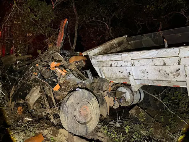 Caminhão fica totalmente destruído e motorista morre preso em ferragens Caminhão fica totalmente destruído e motorista morre preso em ferragens