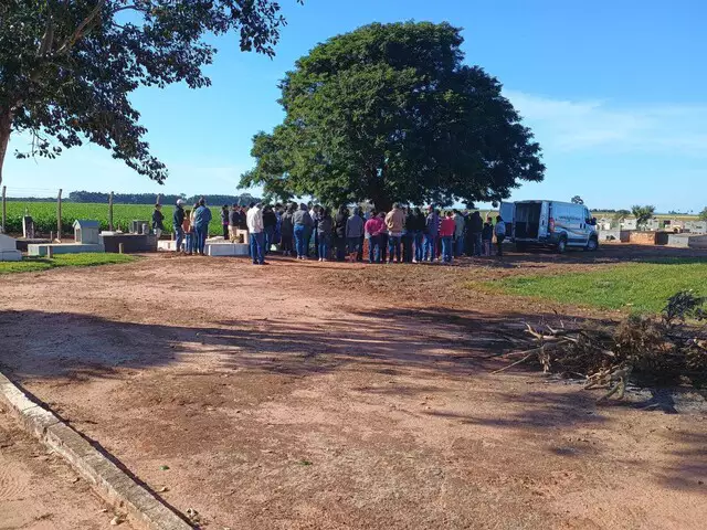 Crianças de 2 e 5 anos, mortas em acidente, são sepultadas em Taquarussu Crianças de 2 e 5 anos, mortas em acidente, são sepultadas em Taquarussu