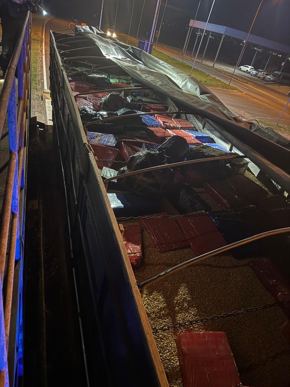 PRF apreende carreta com R$ 15 milhões em drogas PRF apreende carreta com R$ 15 milhões em drogas