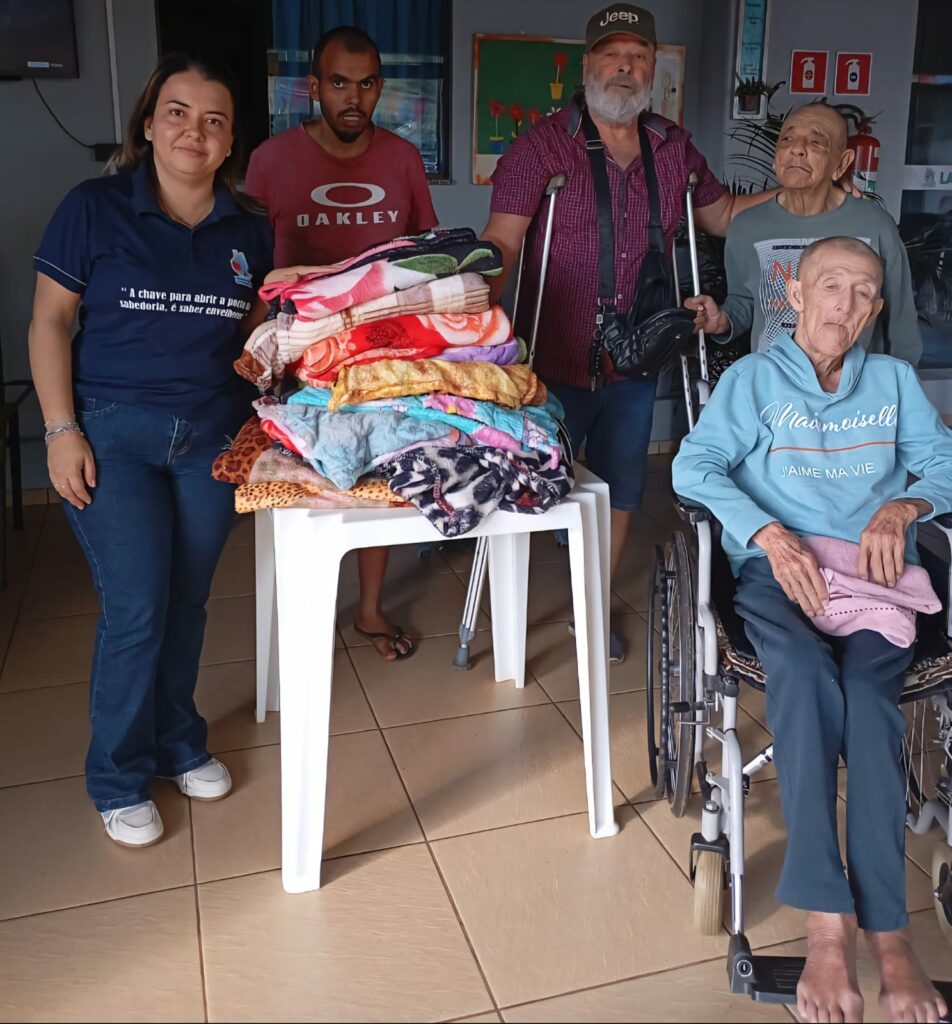 Grupo AFA Filhos de Amambai entregam cobertores no lar do idoso