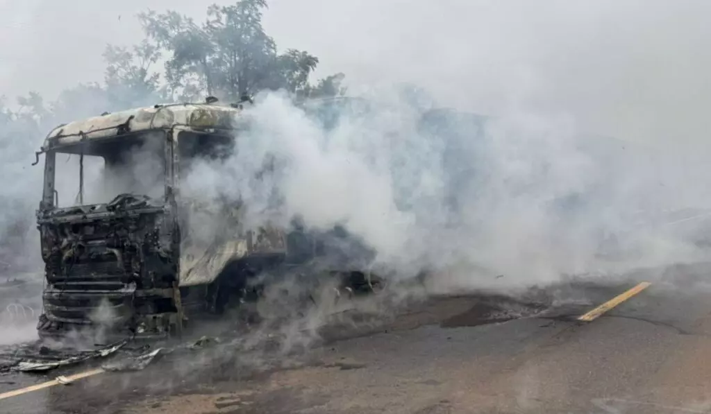 Fogo destrói carreta após pneu estourar na MS-134 Fogo destrói carreta após pneu estourar na MS-134