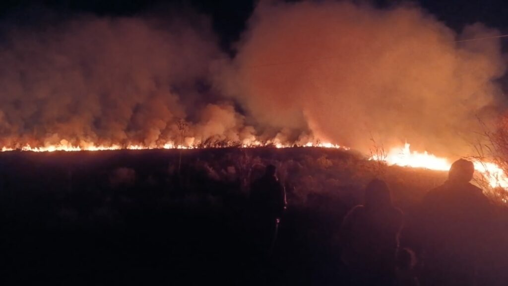 Neste domingo, Corpo de Bombeiros combatem incêndios de grandes proporções em áreas indígenas Neste domingo, Corpo de Bombeiros combatem incêndios de grandes proporções em áreas indígenas