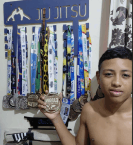 Avô busca patrocínio para neto disputar bicampeoanto no Rio de Janeiro Avô busca patrocínio para neto disputar bicampeoanto no Rio de Janeiro