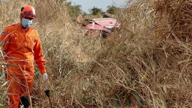 Motorista morre prensado em veículo após capotagem na rodovia Motorista morre prensado em veículo após capotagem na rodovia