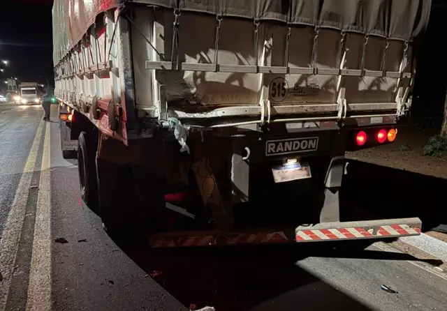 Jovem morre em acidente entre picape e carreta carregada com soja