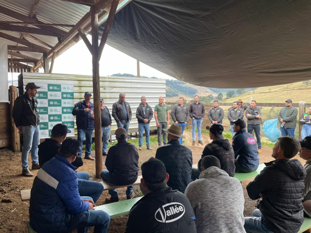 Dia de Campo aborda estrutura e manejo sanitário na bovinocultura de corte no Oeste de SC Dia de Campo aborda estrutura e manejo sanitário na bovinocultura de corte no Oeste de SC