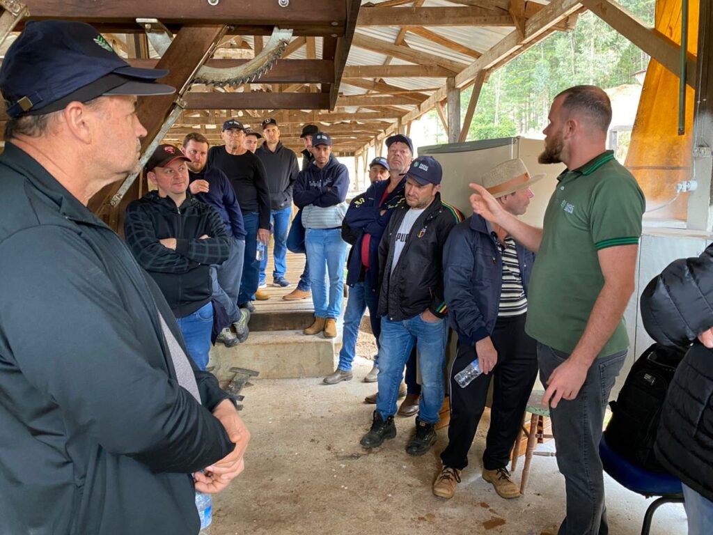 Dia de Campo aborda estrutura e manejo sanitário na bovinocultura de corte no Oeste de SC Dia de Campo aborda estrutura e manejo sanitário na bovinocultura de corte no Oeste de SC