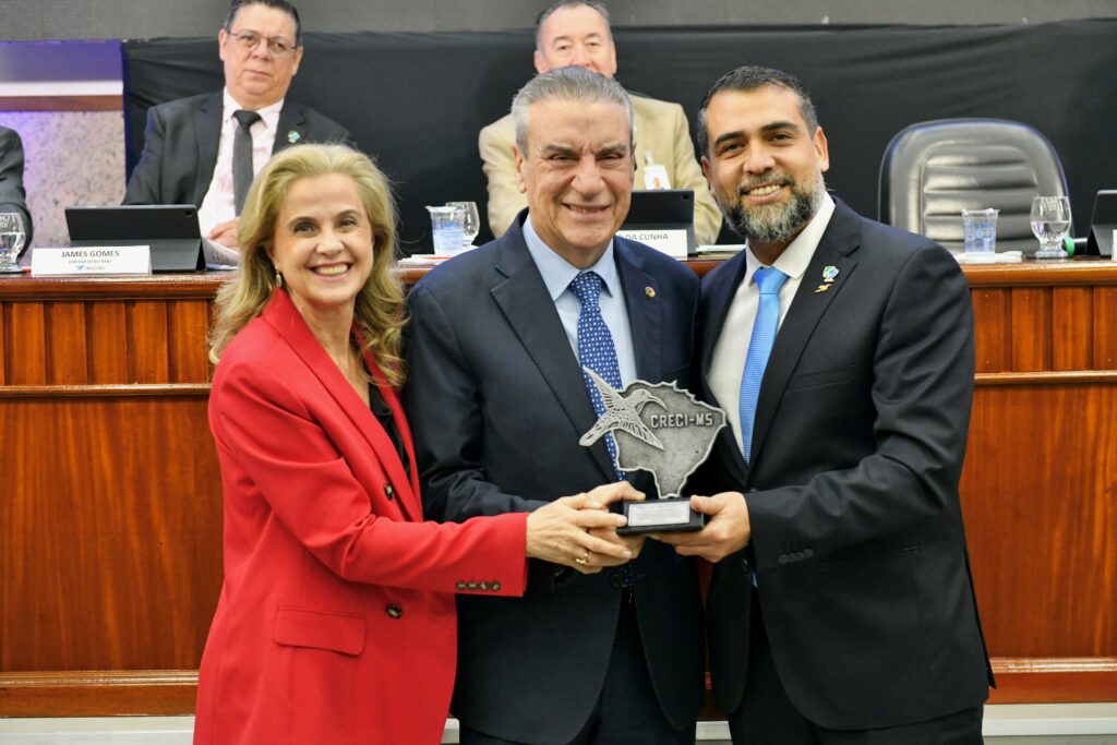 Paulo Corrêa é homenageado com Troféu Colibri de Prata pelo Creci-MS