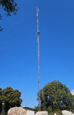 Homem sobe em torre de internet e é salvo pelo Corpo de Bombeiros Homem sobe em torre de internet e é salvo pelo Corpo de Bombeiros
