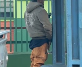 Ex-aluno é flagrado em ato obsceno na saída de Escola em Ponta Porã Ex-aluno é flagrado em ato obsceno na saída de Escola em Ponta Porã