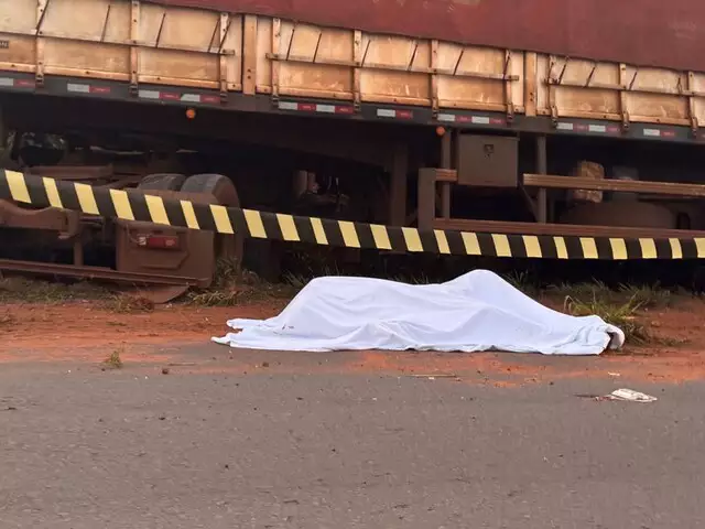 Motorista morre em acidente entre carro parado e carreta