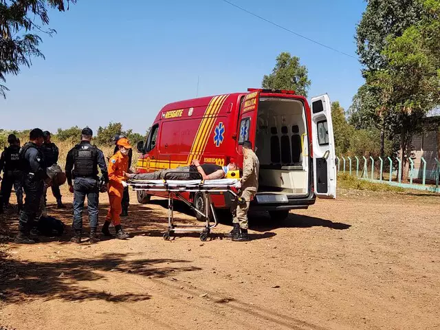 Perseguição a carro roubado termina em capotagem e tentativa de fuga