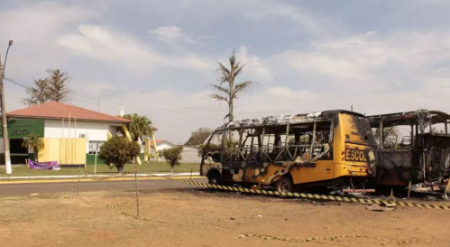 Dois ônibus escolares são incendiados em frente a Prefeitura de Juti Dois ônibus escolares são incendiados em frente a Prefeitura de Juti