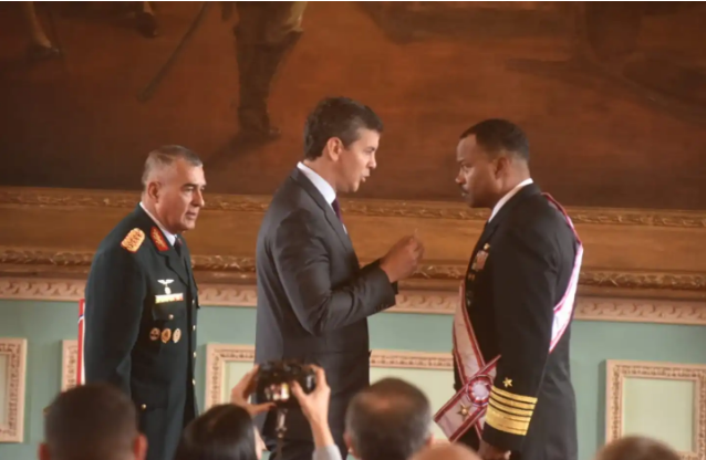 Peña concede más alta condecoración militar a Jefe de Comando Sur de EEUU Peña concede más alta condecoración militar a Jefe de Comando Sur de EEUU