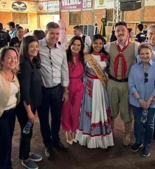 Lia Nogueira prestigia Festa do Leitão no Rolete e celebra tradição cultural de São Gabriel do Oeste Lia Nogueira prestigia Festa do Leitão no Rolete e celebra tradição cultural de São Gabriel do Oeste