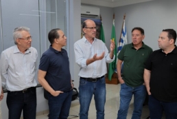 Coronel David anuncia em Amambai investimento para Hospital do Câncer e recebe homenagem do Projeto Florestinha