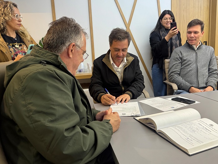Prefeitura entrega título de propriedade ao Clube de Imprensa de Ponta Porã Prefeitura entrega título de propriedade ao Clube de Imprensa de Ponta Porã