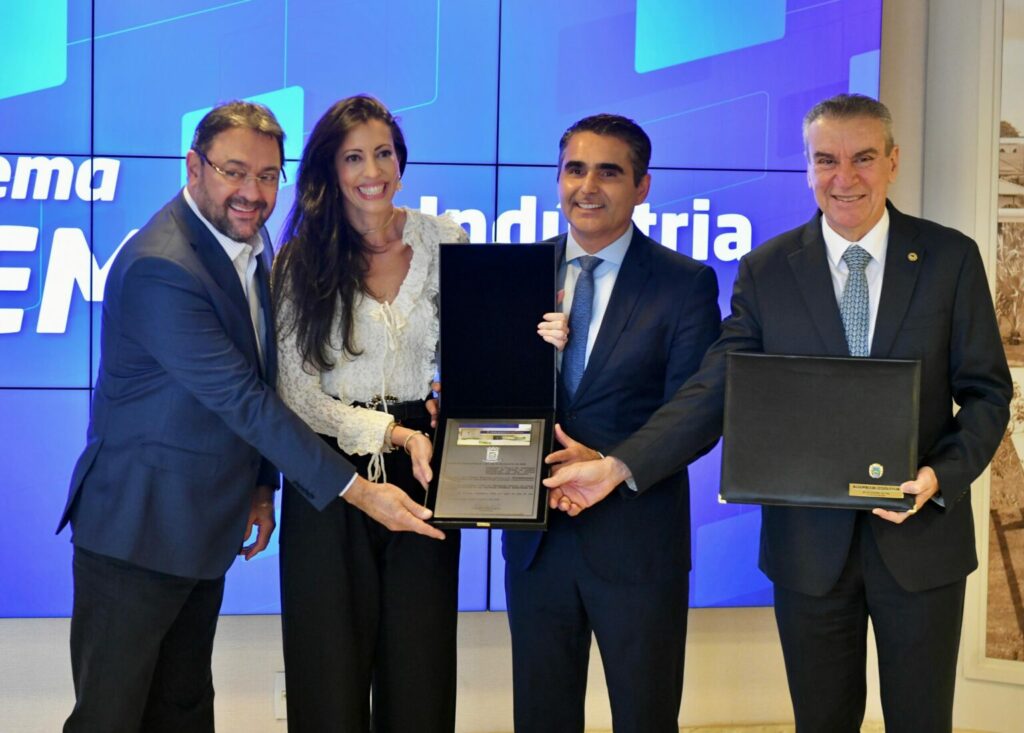 Paulo Corrêa entrega Título de Cidadã Sul-Mato Grossense a Presidente do Movimento União BR Paulo Corrêa entrega Título de Cidadã Sul-Mato Grossense a Presidente do Movimento União BR