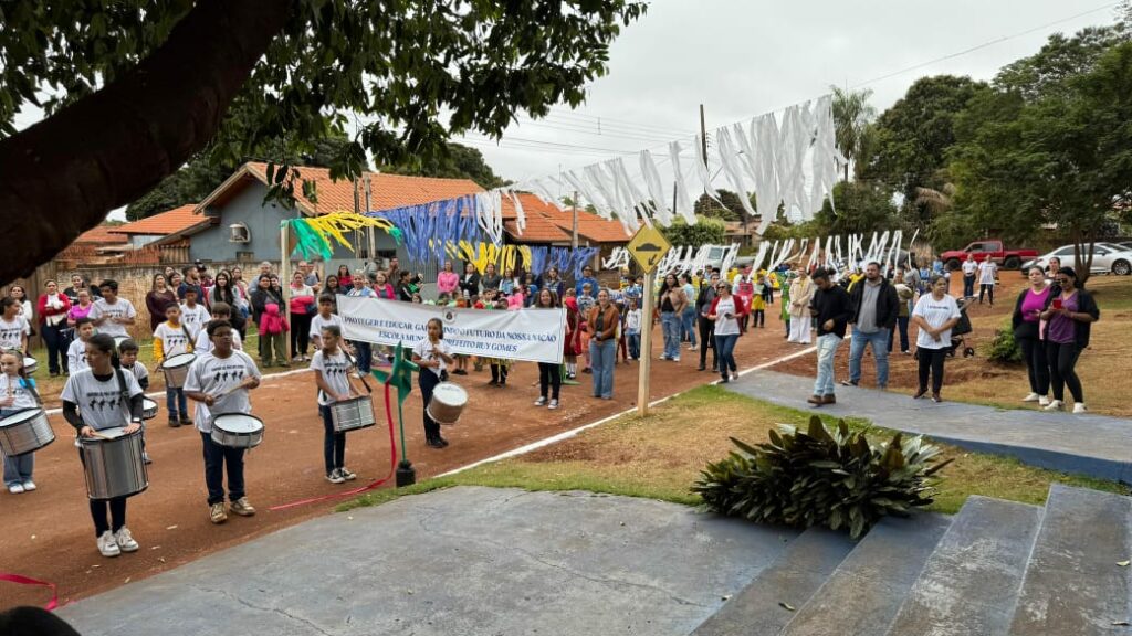 Compromisso que Transforma: *Deputada Lia Nogueira Resgata Desfile Cívico em Vila São Pedro Compromisso que Transforma: *Deputada Lia Nogueira Resgata Desfile Cívico em Vila São Pedro