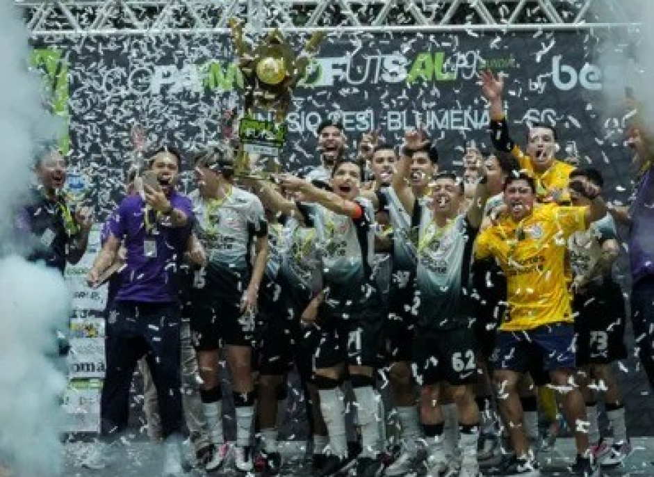 Orgulho de Ponta Porã: Arcenio Jr. levanta a taça da Copa do Mundo de Futsal com o Corinthians!