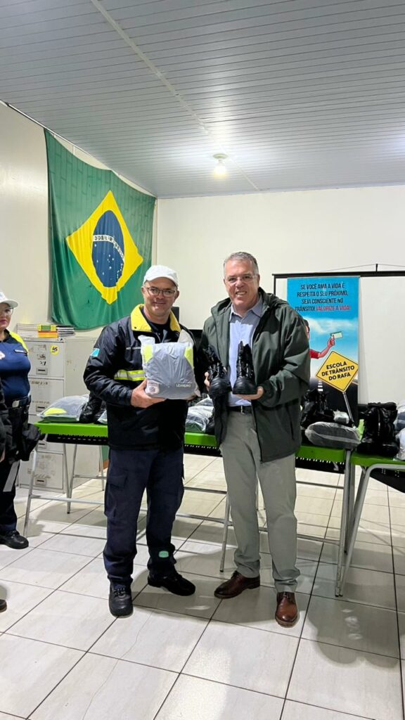 Ponta Porã: Eduardo Campos entrega novos uniformes à AGETRAN Ponta Porã: Eduardo Campos entrega novos uniformes à AGETRAN