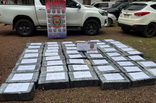Abandonan camioneta repleta de paquetes de marihuana tras persecución