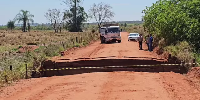 Trecho que liga BR-262 à MS-320 é fechado após desmoronamento Trecho que liga BR-262 à MS-320 é fechado após desmoronamento