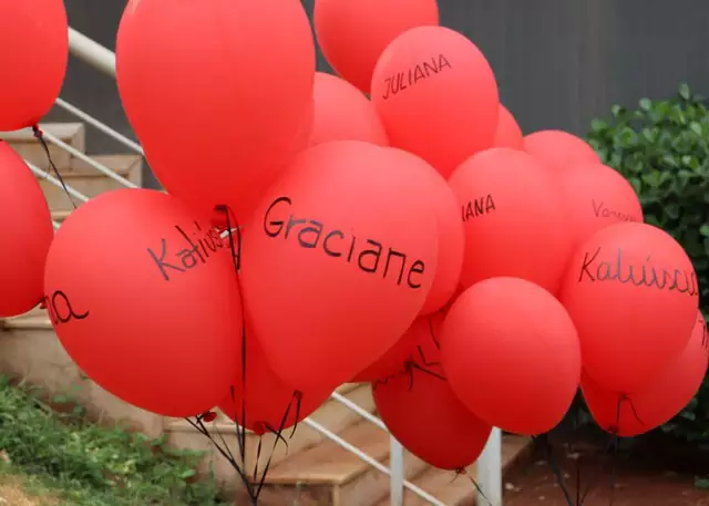 Banco Vermelho é instalado no MPT em memória de jornalista assassinada Banco Vermelho é instalado no MPT em memória de jornalista assassinada