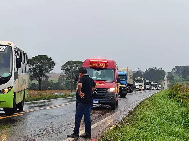 Três pessoas ficam feridas em acidente entre micro-ônibus e carro em rodovia Três pessoas ficam feridas em acidente entre micro-ônibus e carro em rodovia