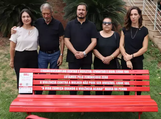 Banco Vermelho é instalado no MPT em memória de jornalista assassinada Banco Vermelho é instalado no MPT em memória de jornalista assassinada