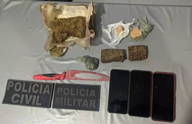 Jovem é resgatada com faca no pescoço durante “tribunal do crime” Jovem é resgatada com faca no pescoço durante “tribunal do crime”