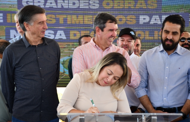 Deputada destaca avanços e participa de entregas em Deodápolis e Glória de Dourados Deputada destaca avanços e participa de entregas em Deodápolis e Glória de Dourados