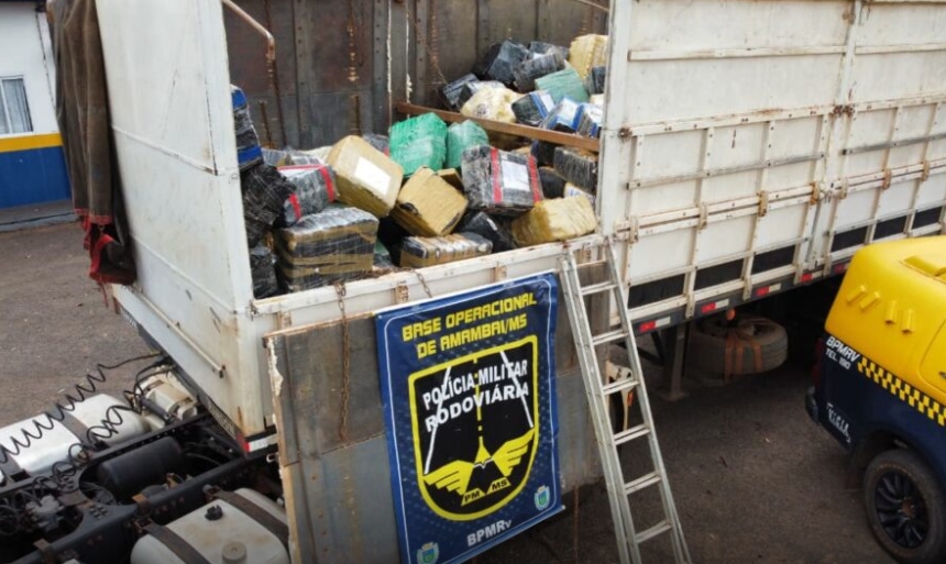 Mais de 20 toneladas de maconha escondidas em carga de milho é apreendida pela PMR em Amambai Mais de 20 toneladas de maconha escondidas em carga de milho é apreendida pela PMR em Amambai